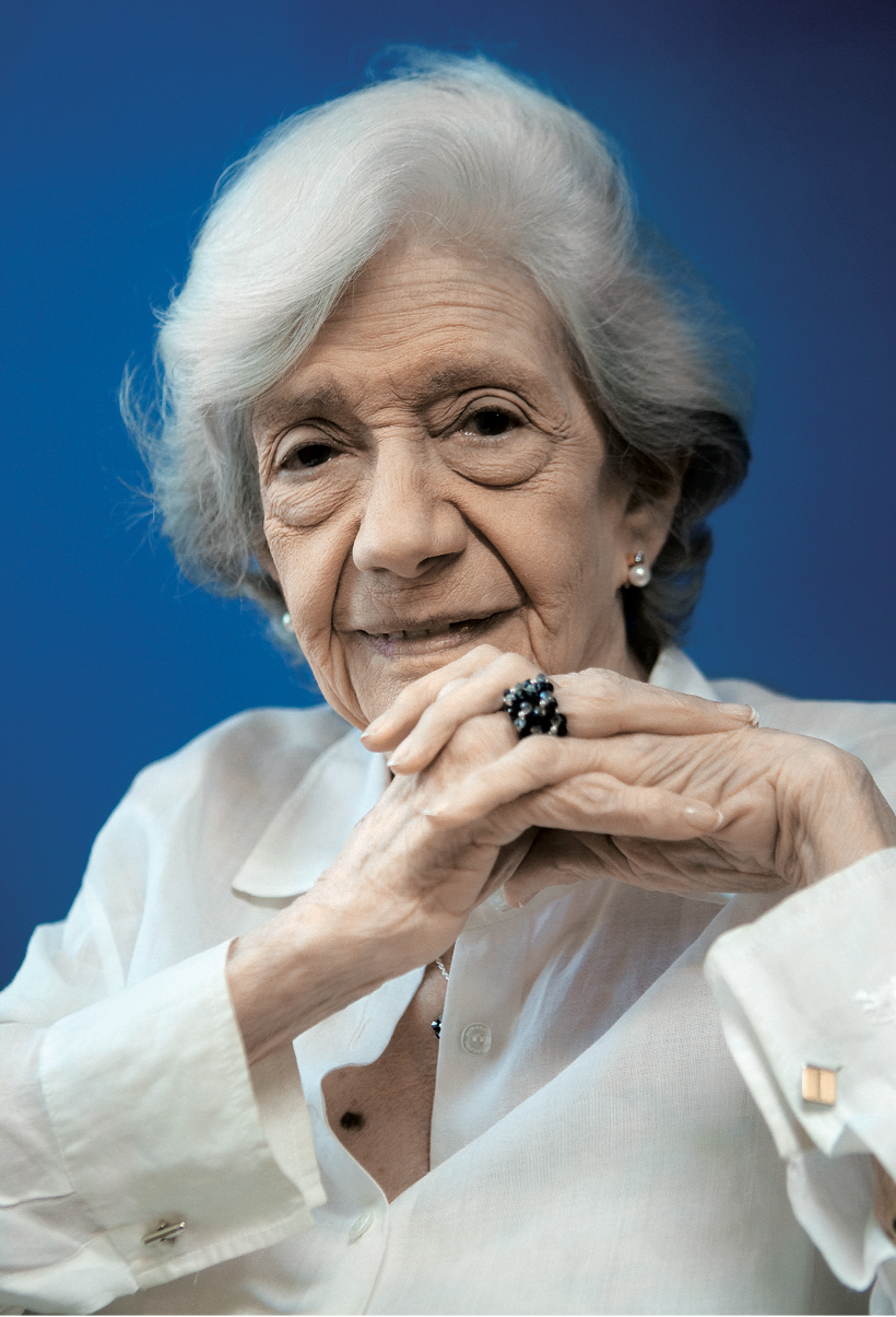 Ana, la Brillante Novelista Española: Un Universo Literario Inigualable