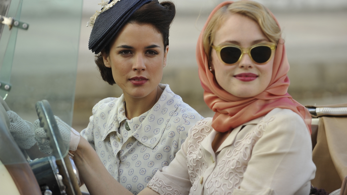 El tiempo entre costuras: una novela española entre la guerra y la alta costura